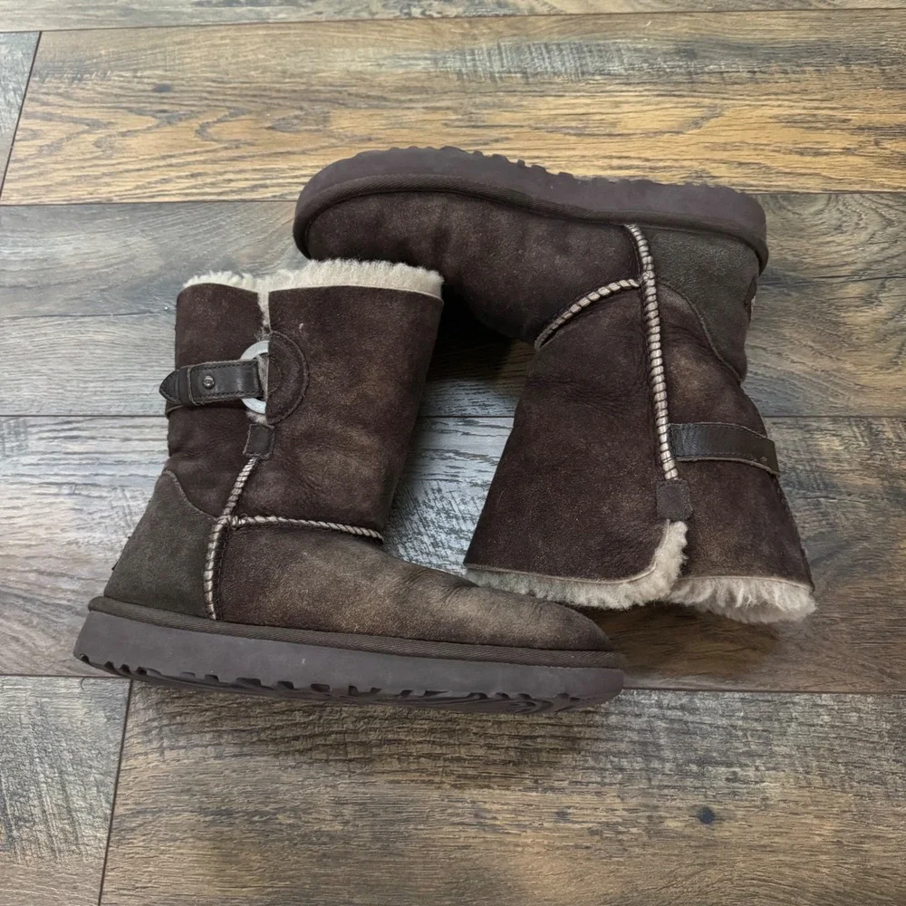 UGG Chocolate Brown Suede Shearling Buckle Boots 1013491 Womens 7 Cabin Comfort